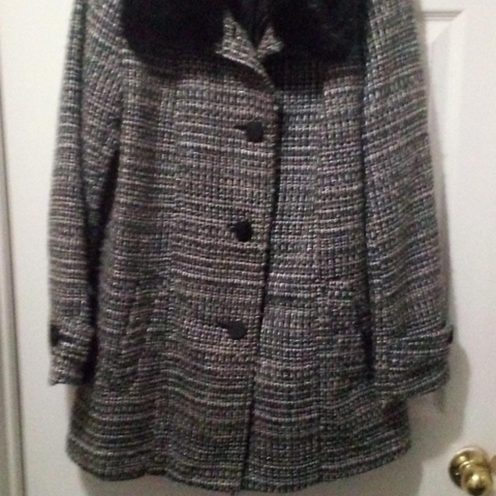 Quarter length jacket with detachable fur collar , Negotiable price
